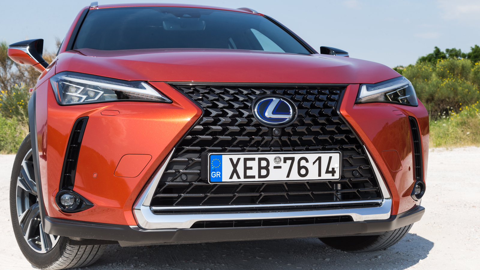 Η σχεδίαση του Lexus UX250h είναι άκρως δυναμική, με έντονες ακμές και γωνίες που δημιουργούν ένα μοναδικό αποτέλεσμα